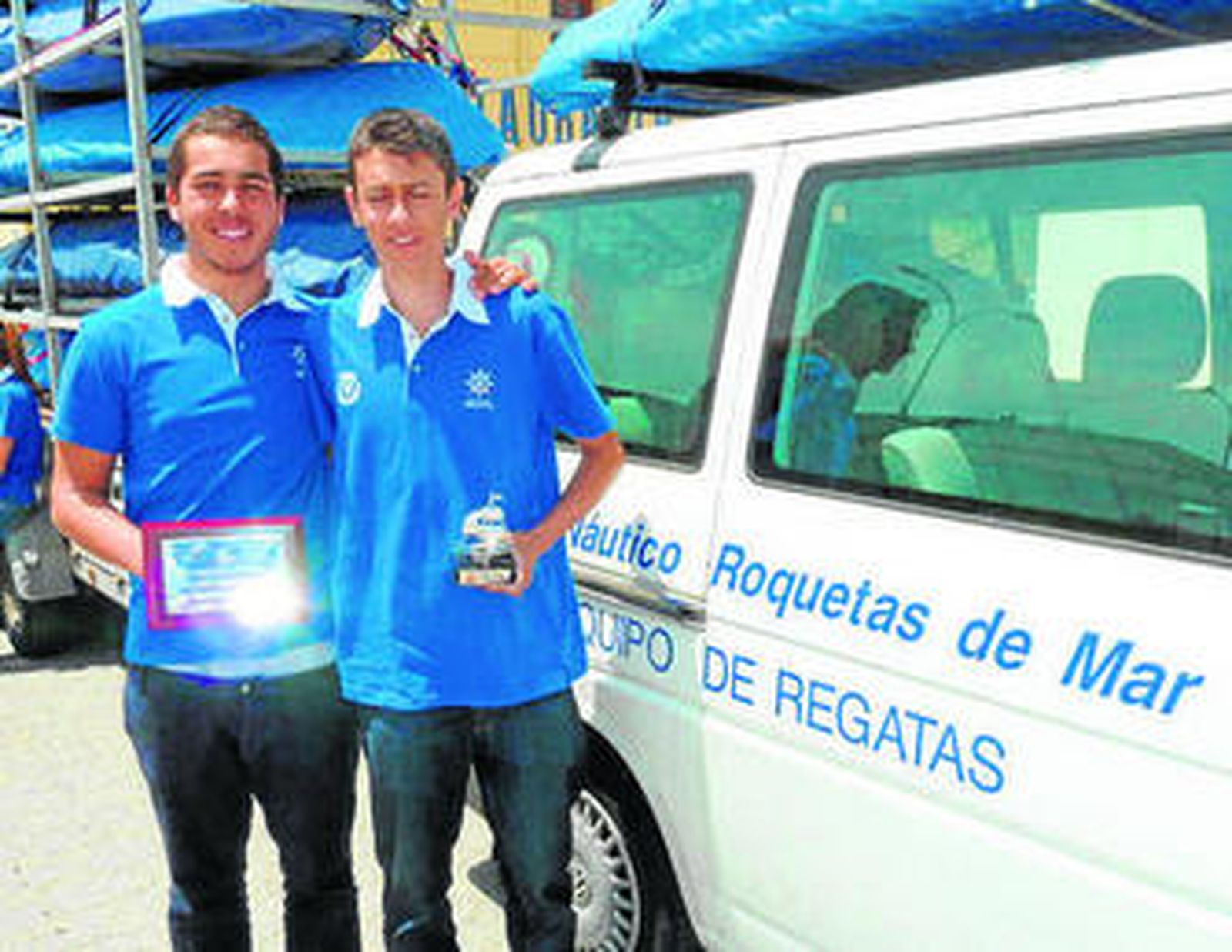 Ochoa y Peral, con los trofeos conseguidos en aguas gaditanas.