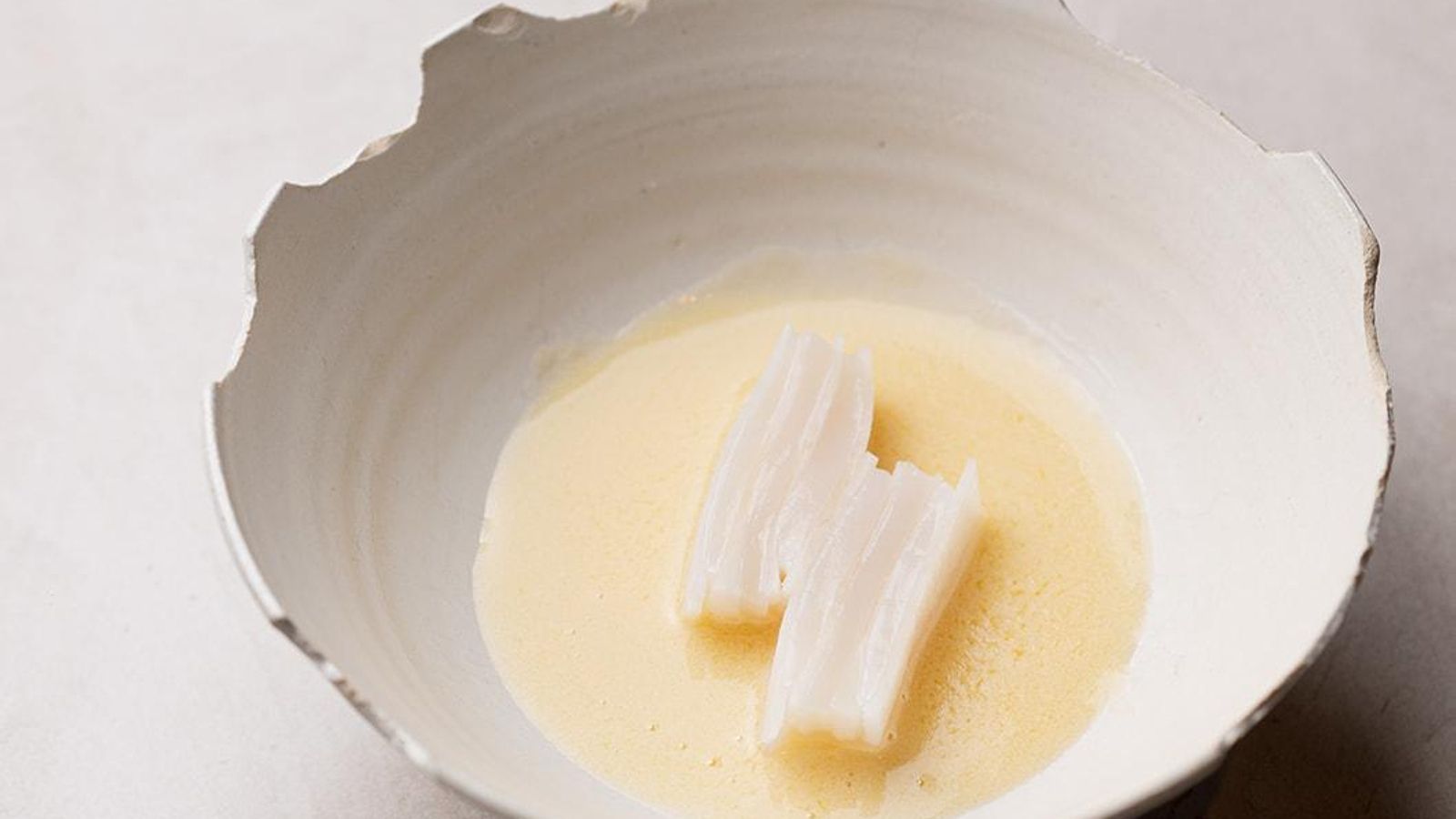 La vieira con daikon en salsa de mantequilla, yuzu y jerez de Kinu.