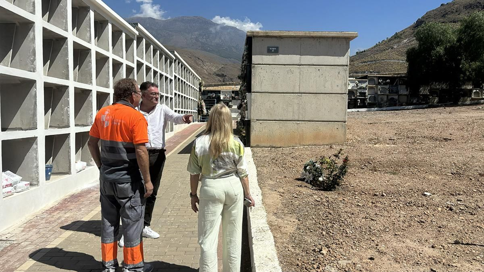 El alcalde ha visitado los nuevos nichos del cementerio.