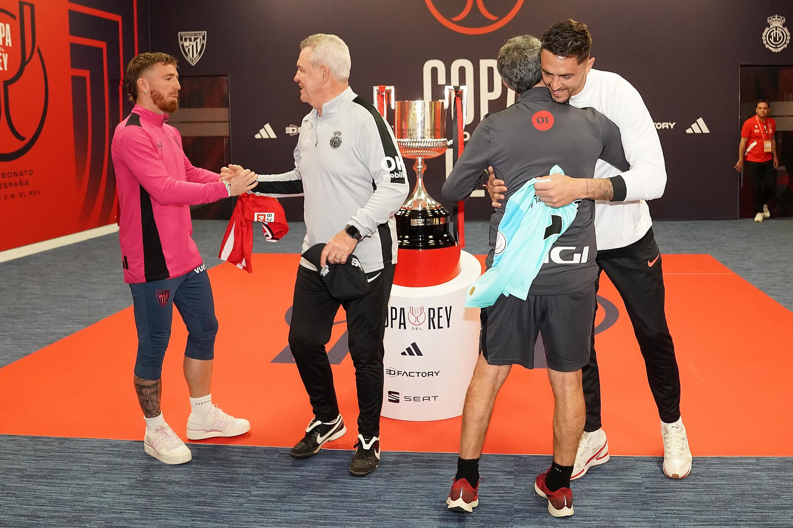 Imágenes del buen ambiente entre el Athletic y el Mallorca