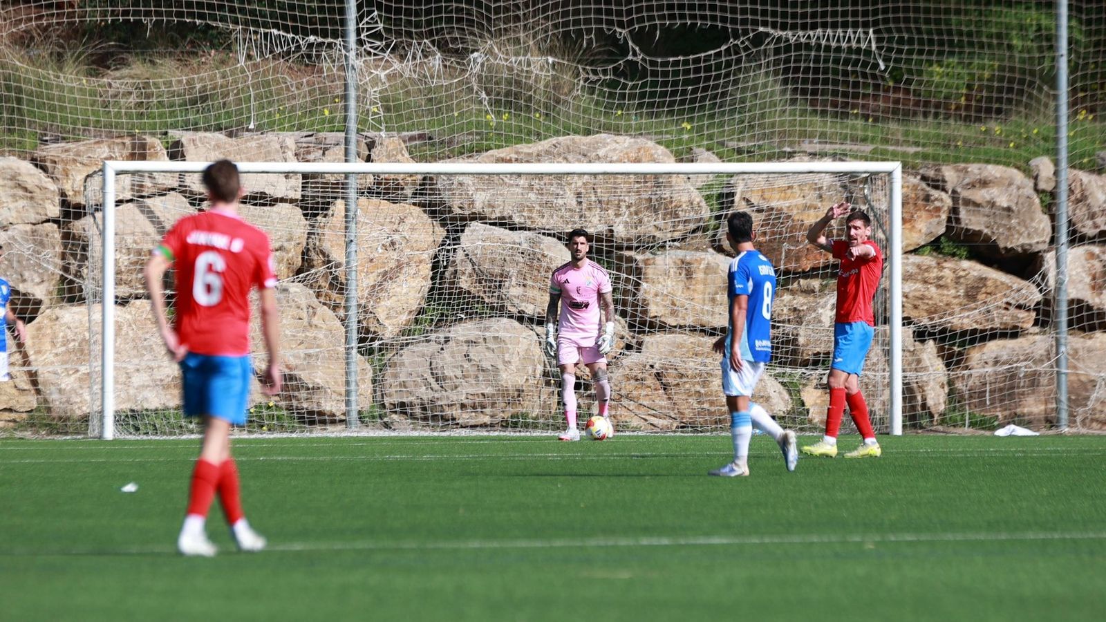 De la Calzada tuvo trabajo en la primera parte.