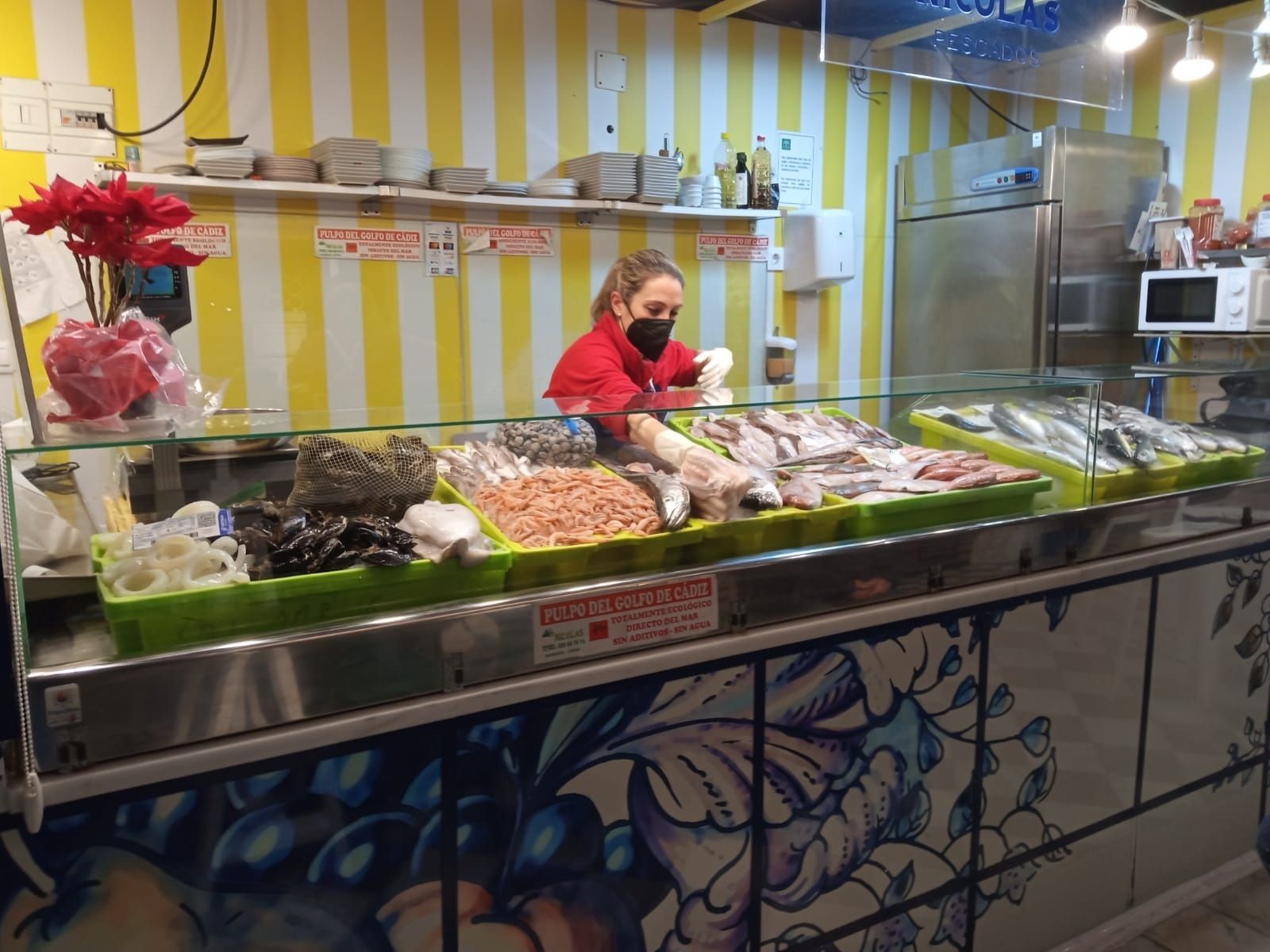 El pescado fresco se expone en el interior del mercado gastronómico San Francisco.