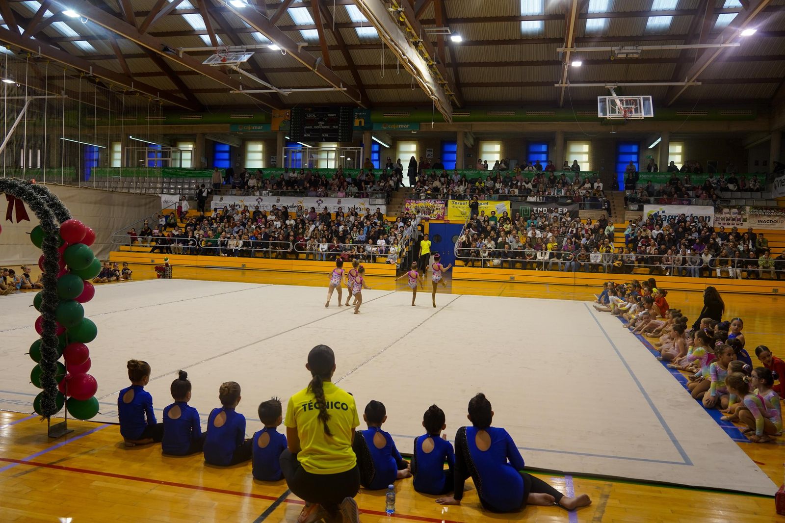 Uno de los grupos durante su actuación en el Pabellón de Deportes de El Ejido.