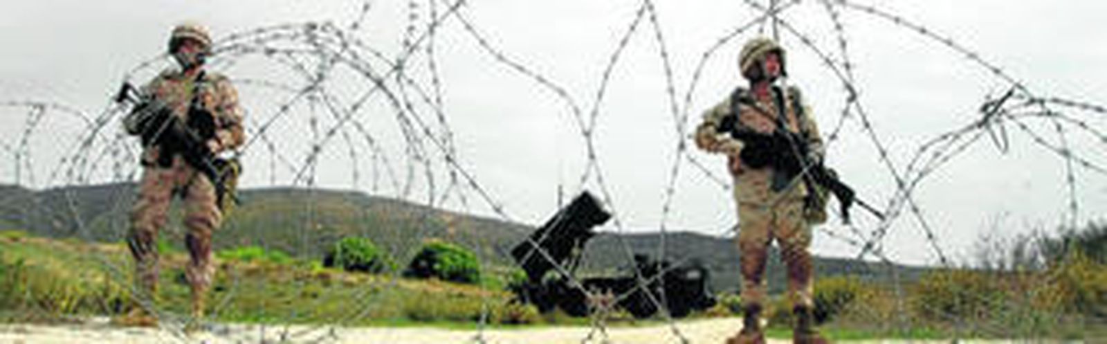 Fusileros de la Fuerza de Protección del Grupo I/74 despliegan un perímetro de seguridad exterior para anular una posible acción contra las lanzaderas del RAAA-74