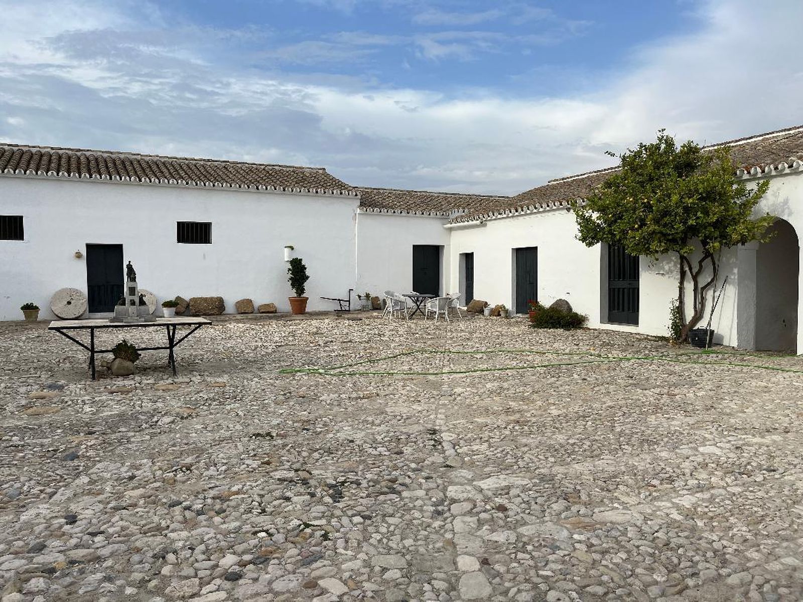 Las imágenes de un histórico cortijo en territorio de viñas y mostos