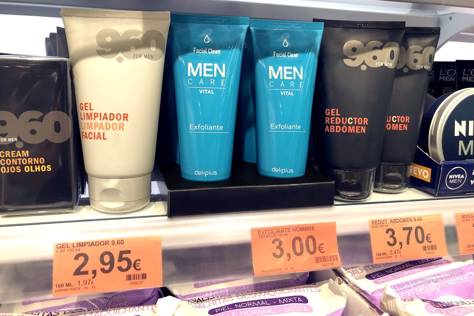 Exfoliante facial para hombre en la perfumería de Mercadona.