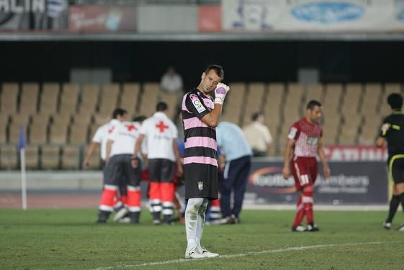 Doblas, con cara de circunstancias mientras las asistencias se llevan a Ion Vélez fuera del terreno de juego 

Foto: Pascual
