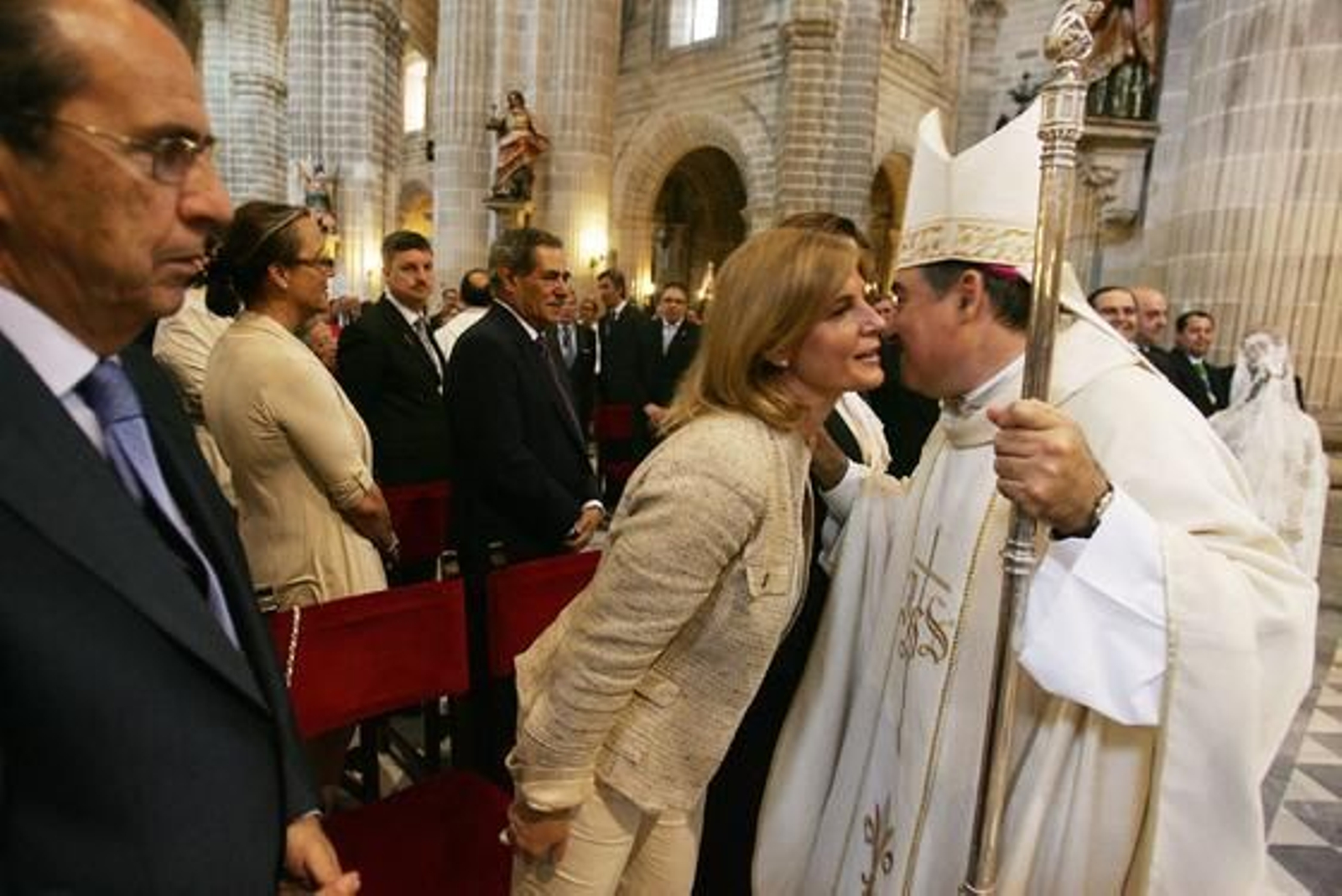 La imagen de Nuestra Señora de la Merced ha procesionado de regreso a su basílica tras una misa pontifical oficiada en el primer templo diocesano y presidida por el prelado José Mazuelos. 

Foto: Pascual