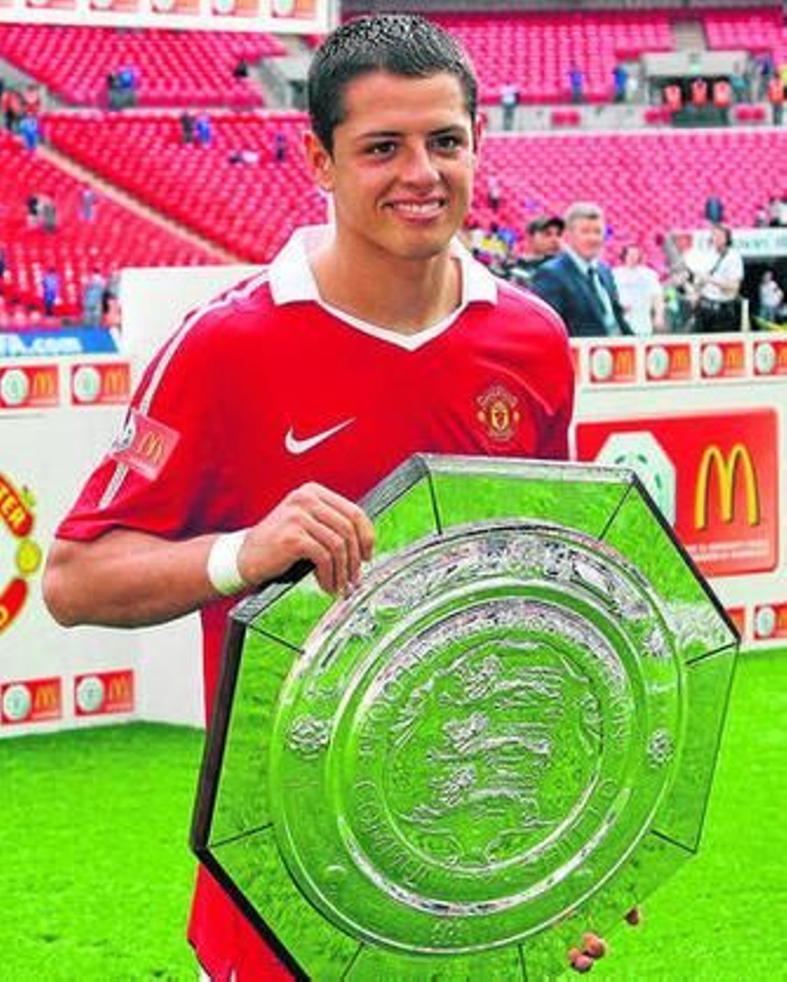 Chicharito Hernández, con el trofeo de la Community Shield.