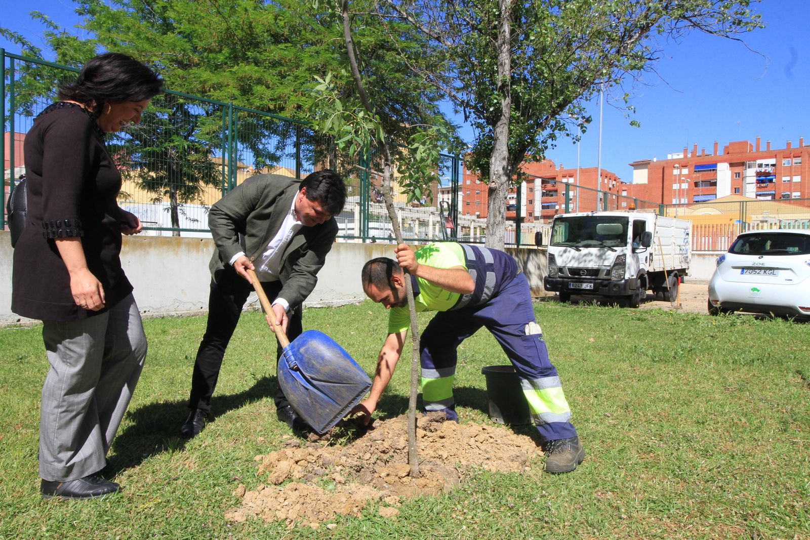 Imágenes de la plantación de árboles llevada a cabo en el colegio Los Rosales, con motivo del incendio del año pasado