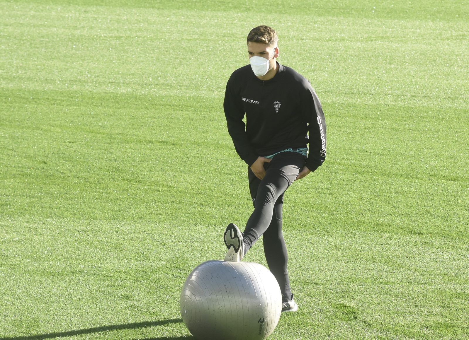 El regreso al trabajo del Córdoba CF tras el parón navideño, en imágenes