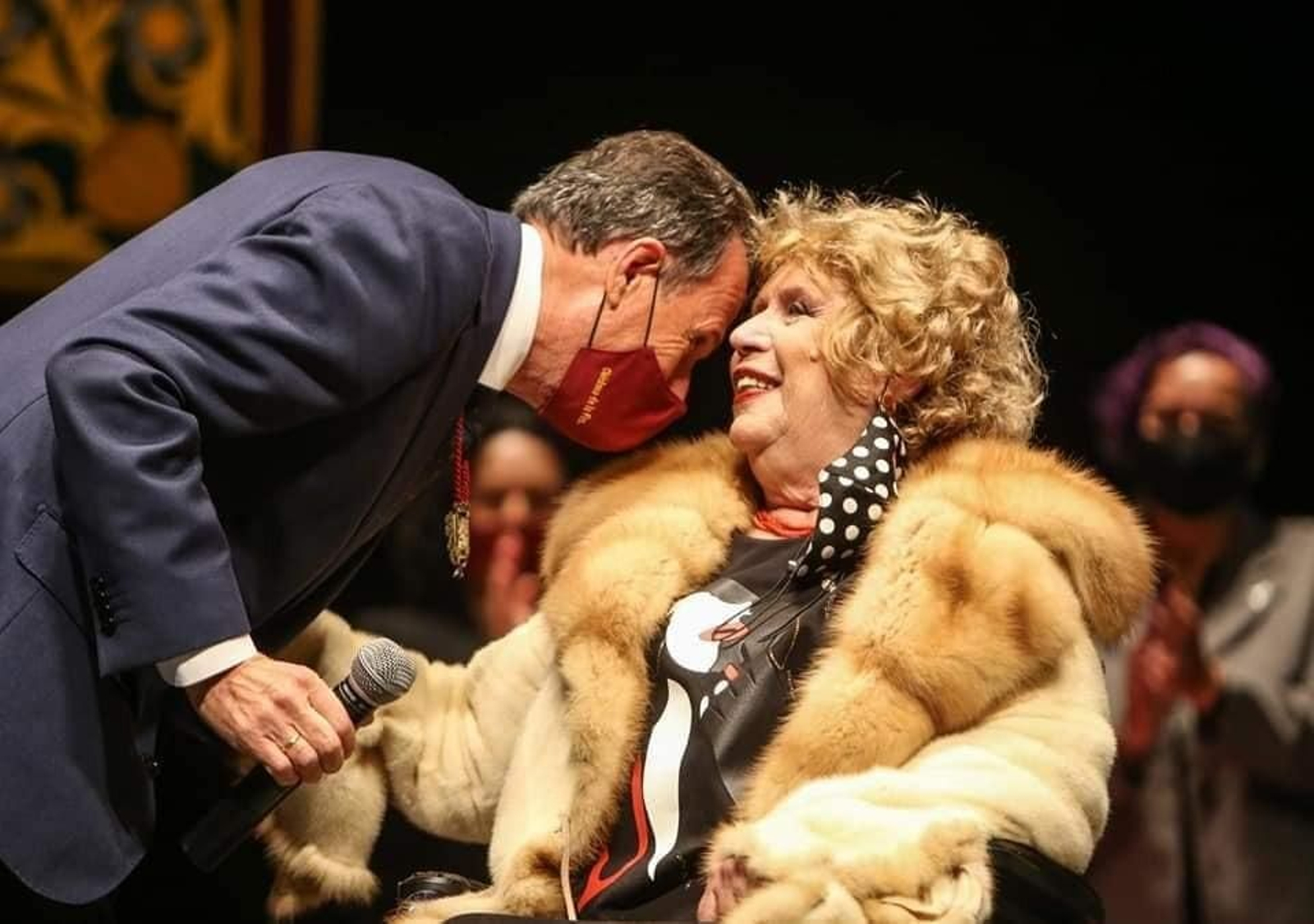El alcalde, José María Román, junto a María Jiménez.