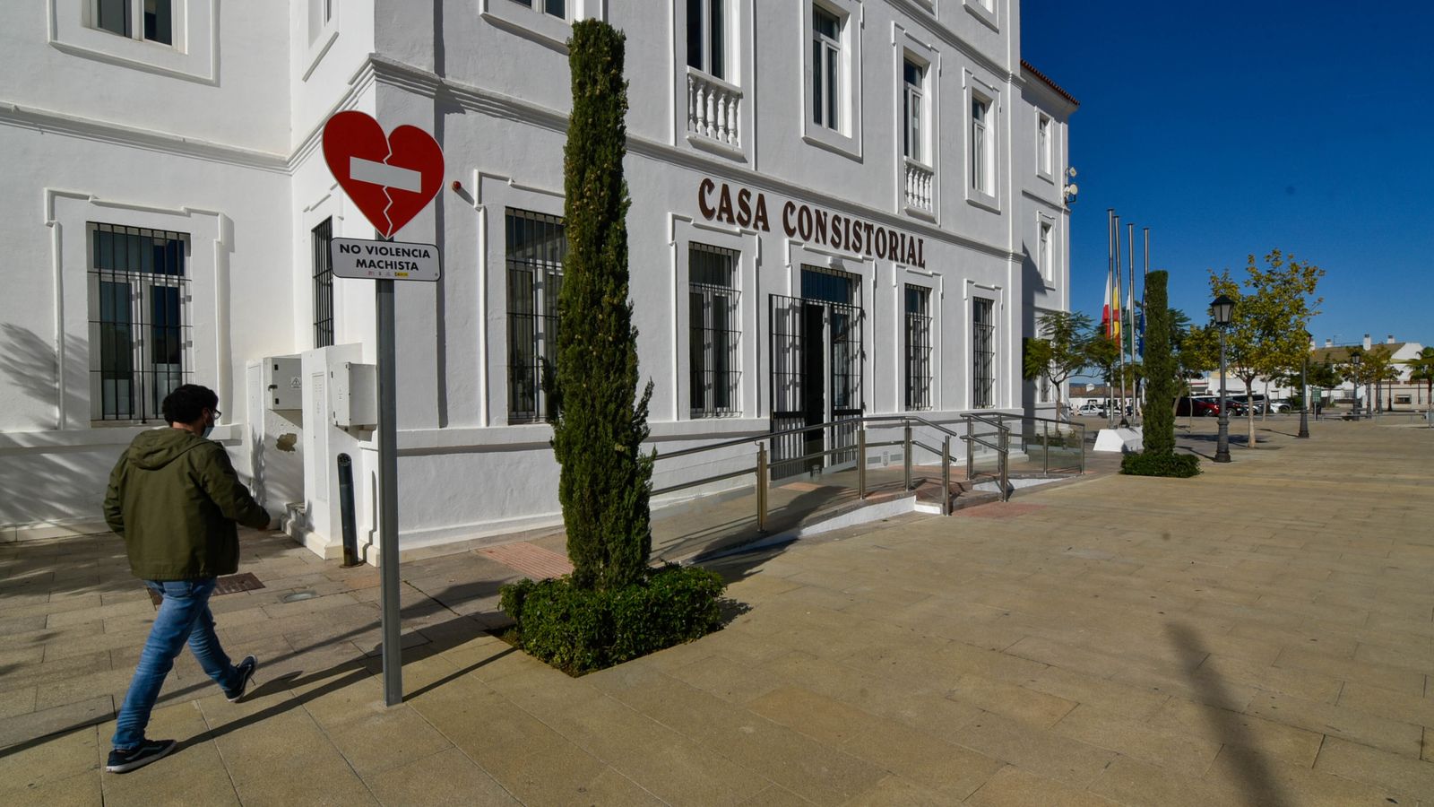 Luto por el asesinato machista de María Isabel en San Roque