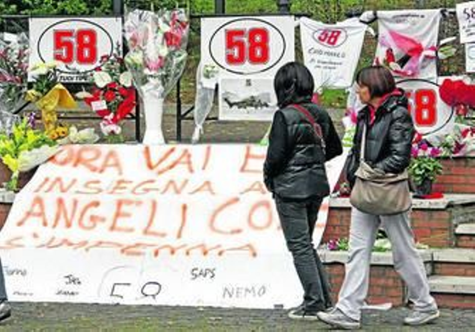 Los aficionados honran a Simoncelli en su pueblo natal.