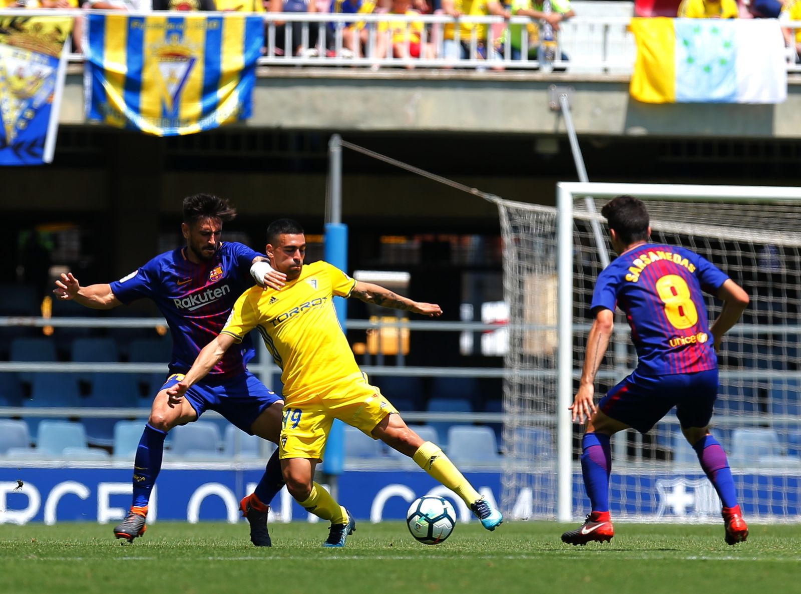 Dani Romera intenta controlar el balón en una acción del encuentro contra el Barcelona B disputado en el Mini Estadi.