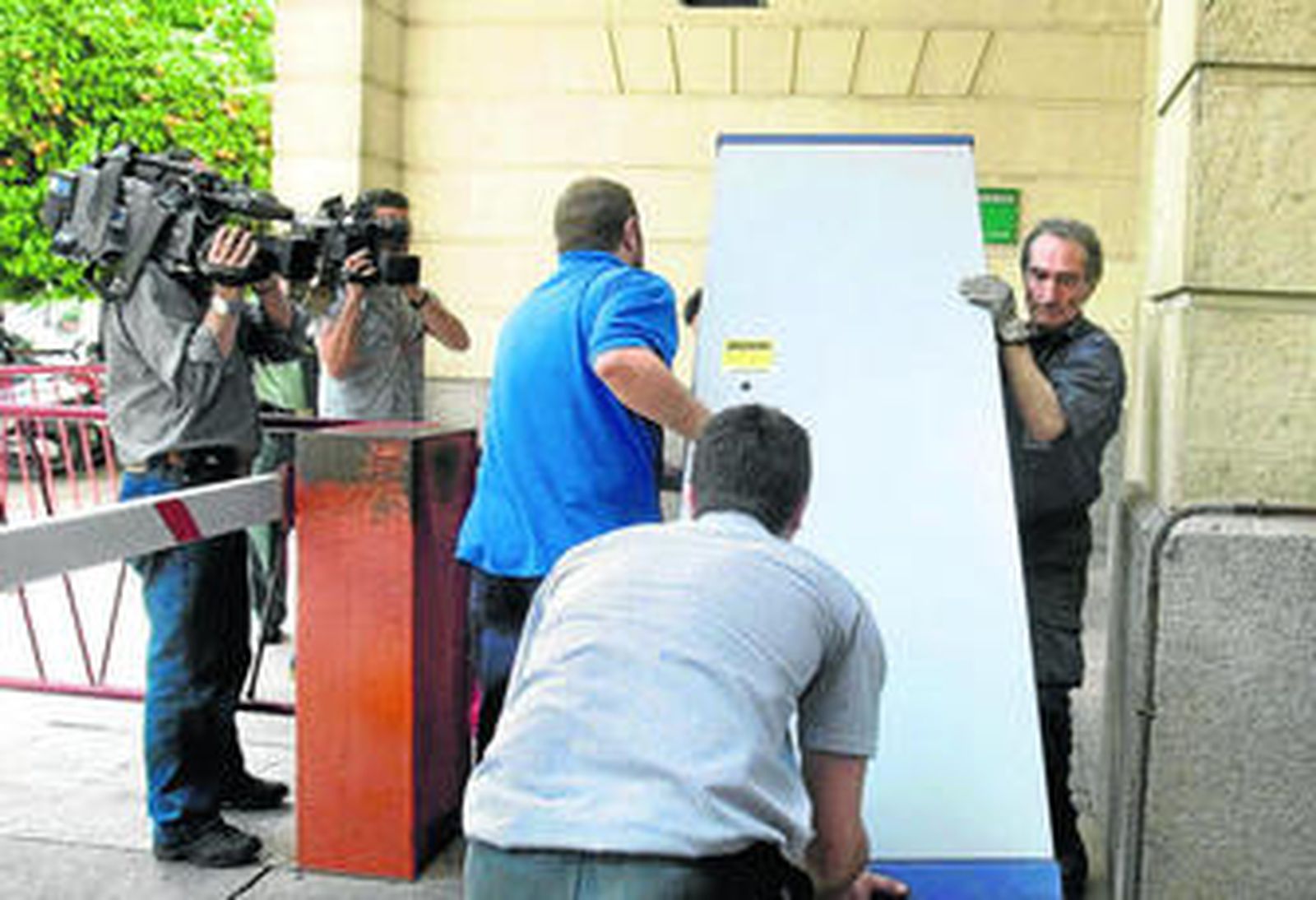 Los operarios transportan al juzgado un armario con las actas de los consejos de Gobierno.