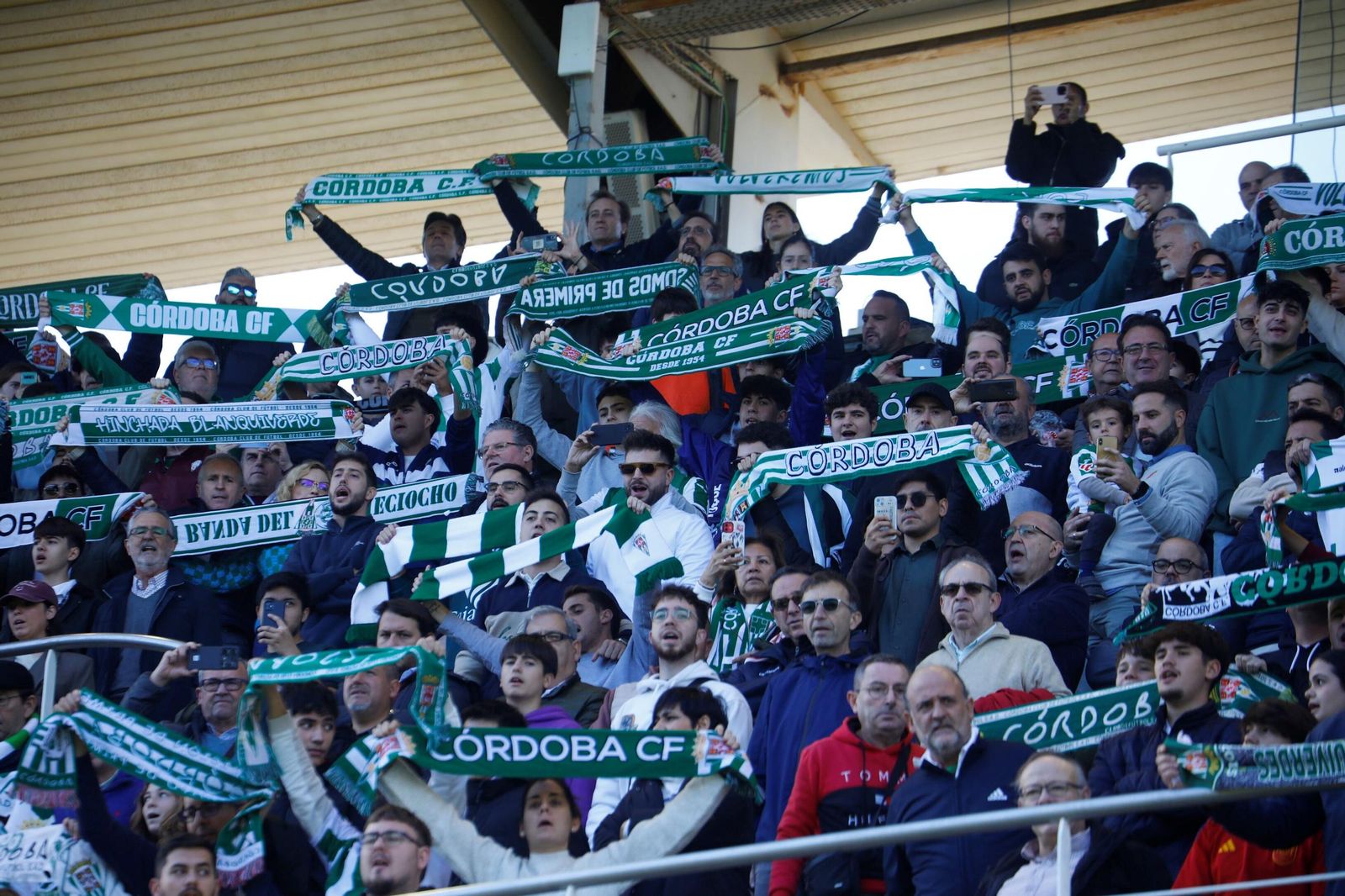 Aficionados cordobesistas cantando el himno antes del inicio del derbi