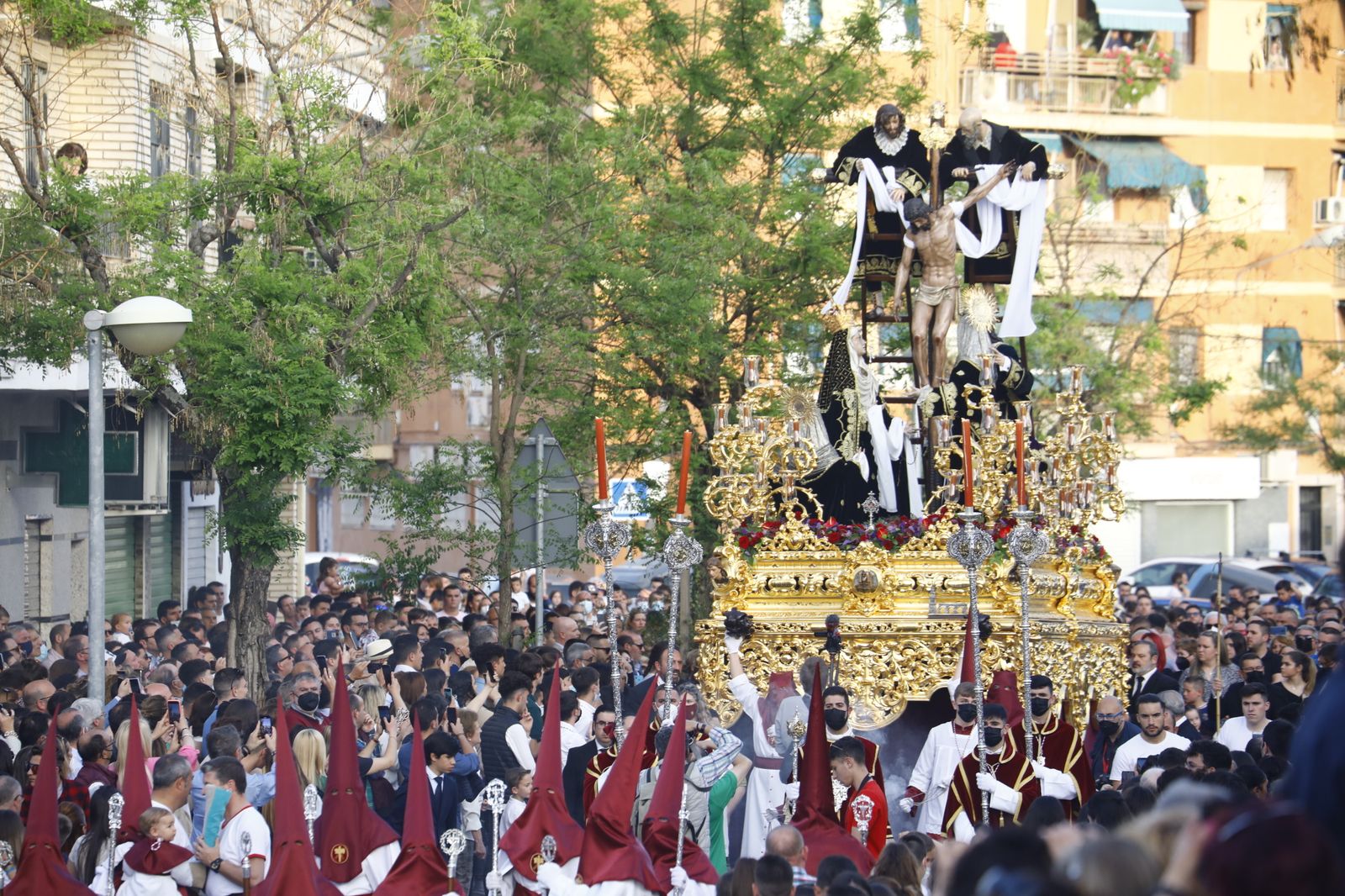 Viernes Santo en Córdoba: la procesión del Descendimiento, en imágenes