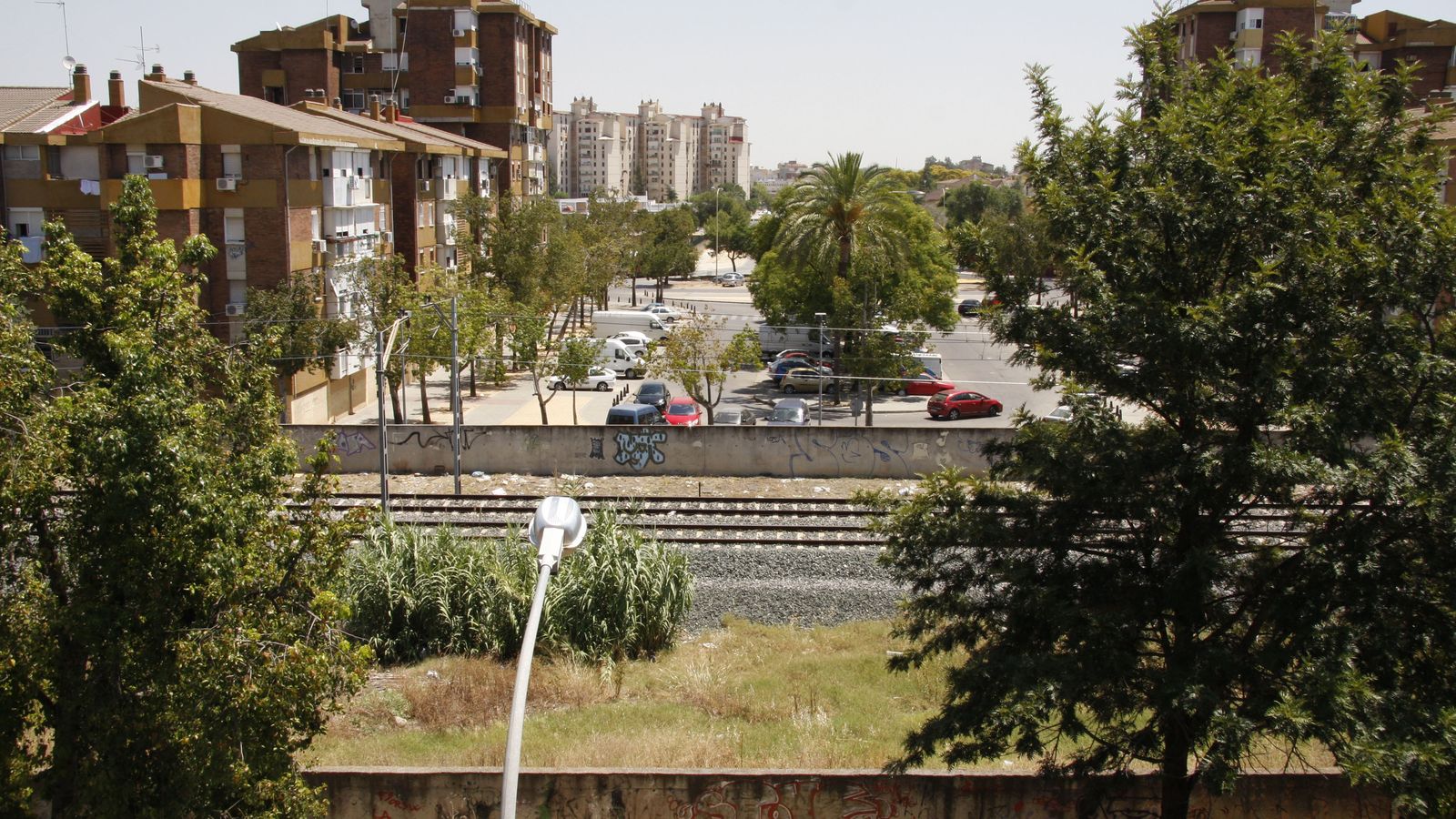 Las vías del tren que separan el Polígono Sur de Bami.