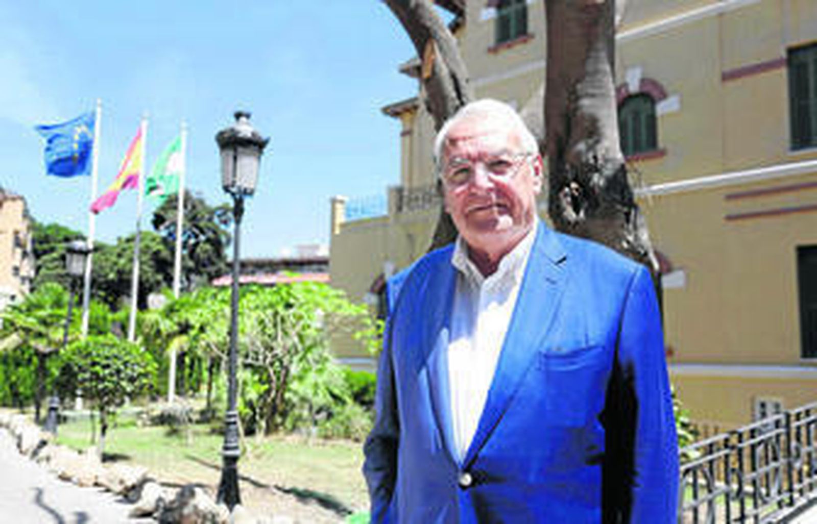 Jorge Hernández Mollar posa para esta entrevista en los jardines de la Subdelegación del Gobierno, en el Paseo de Sancha.