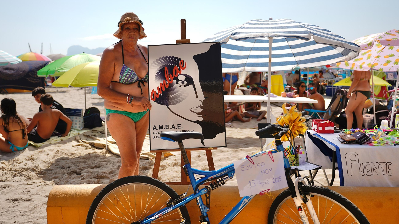 Fotos del ambiente en la playa de El Rinconcillo en la Romería Marítima de la Virgen de la Palma