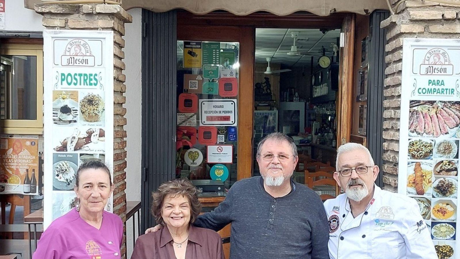 La bloguera Chary Serrano y el director de la Cátedra de Gastronomía, Rafael Moreno Rojas, en la puerta de Mesón Abuela María junto a los dueños del establecimiento, Francisco Mejías y Charo Carracedo La bloguera Chary Serrano y el director de la Cátedra de Gastronomía, Rafael Moreno Rojas, en la puerta de Mesón Abuela María junto a los dueños del establecimiento, Francisco Mejías y Charo Carracedo