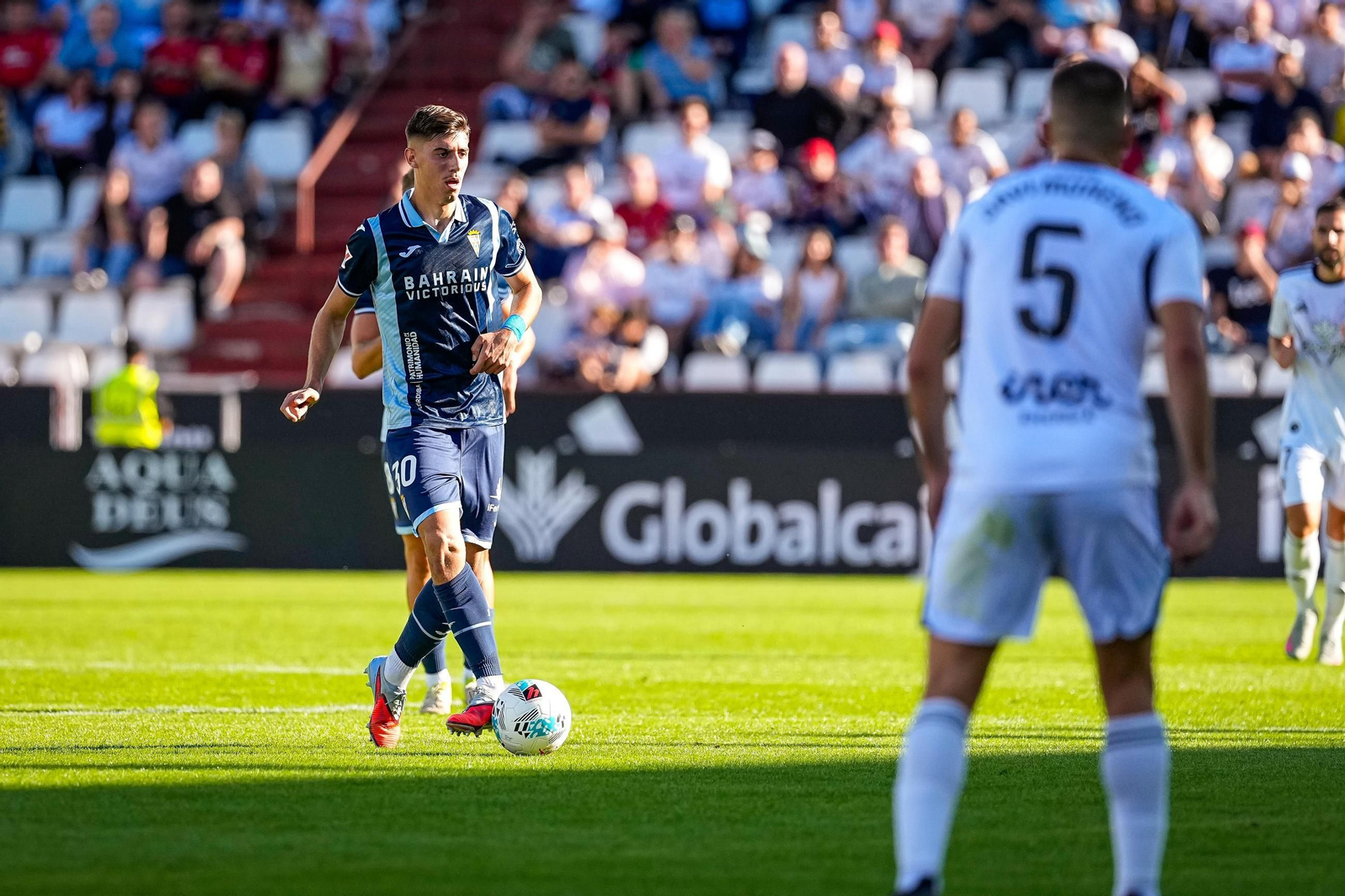 Requena controla el balón en presencia de un rival.