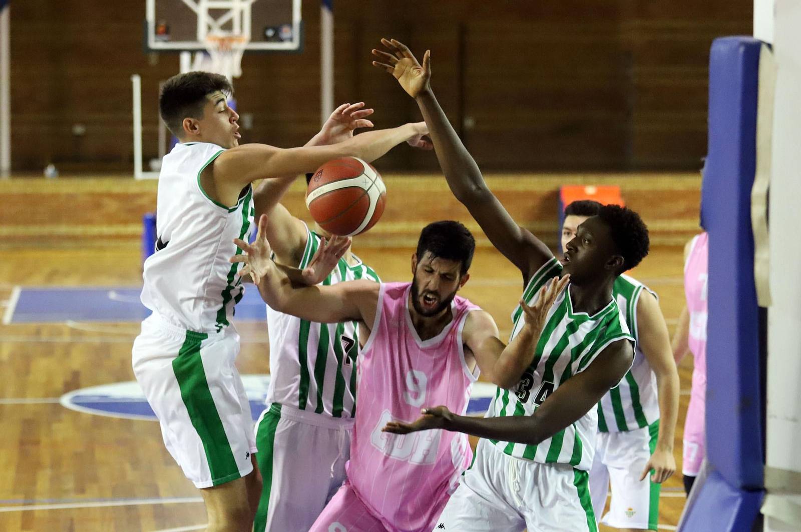 Sebas, rodeado de rivales durante el partido ante el Real Betis.
