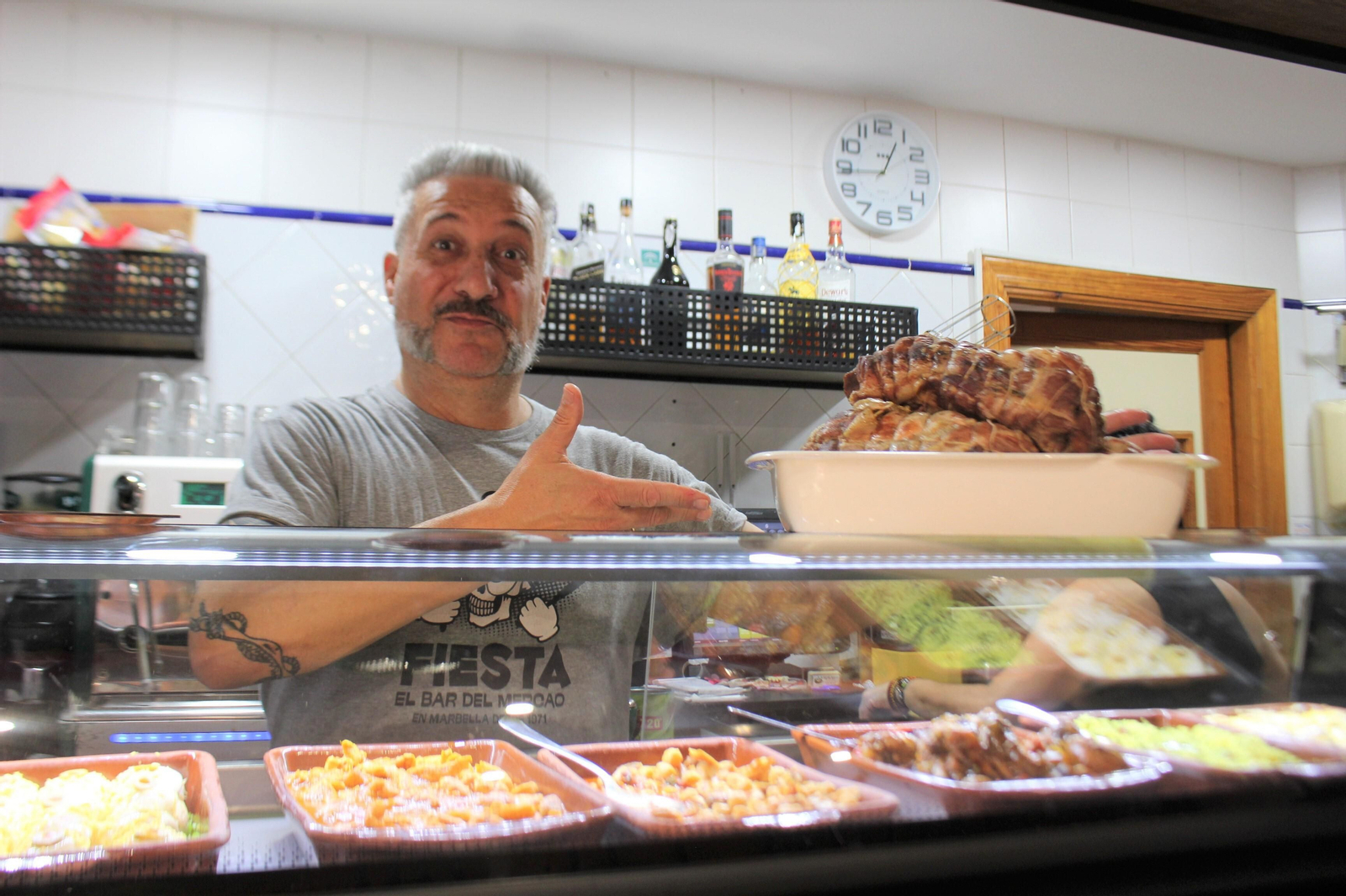 El propietario de ‘Fiesta, el bar del mercado’, Rubén Pérez, muestra una pieza de carne mechada recién preparada. El propietario de ‘Fiesta, el bar del mercado’, Rubén Pérez, muestra una pieza de carne mechada recién preparada.