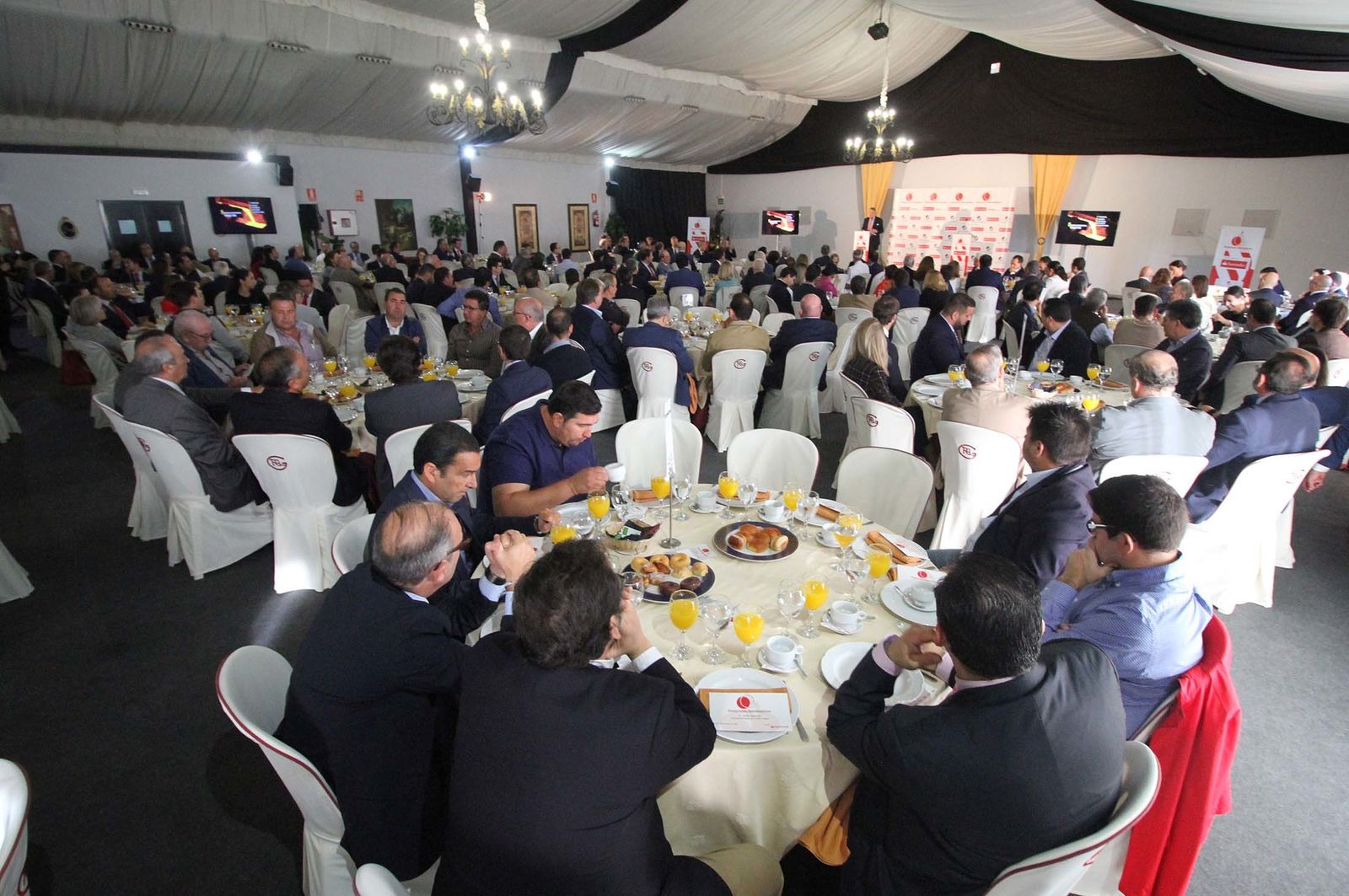 Imágenes del Desayuno Informativo del Grupo Joly con Javier Targhetta