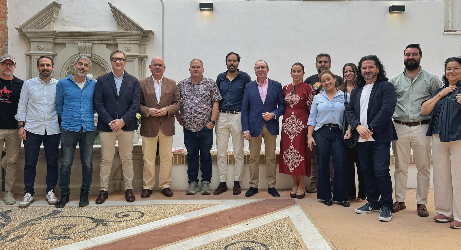 Organizadores y asistentes a la jornada de incentivos fiscales para empresas en el Coworking de la Cámara.
