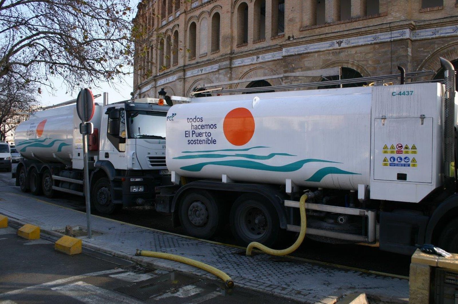 Camiones de la contrata de limpieza.