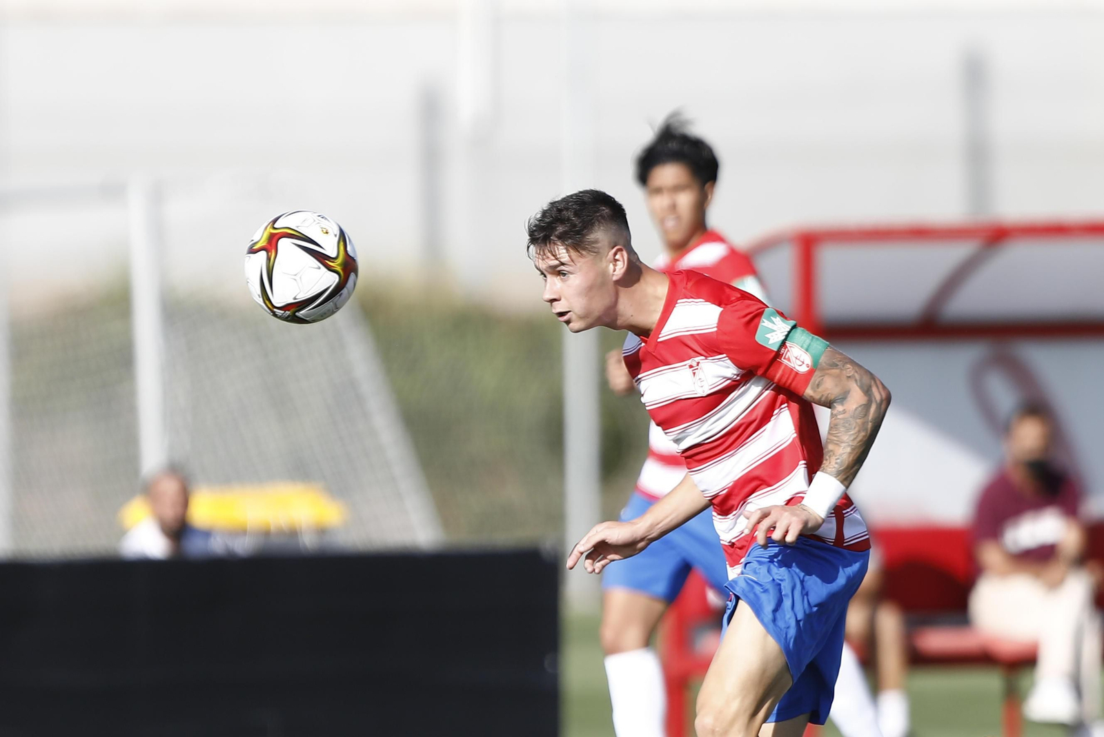 Barcia remata un balón con la cabeza.