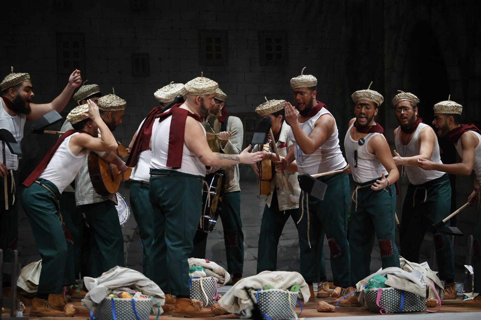 Chirigota 'Çembrando coplâ (la comparça er pueblo)'.