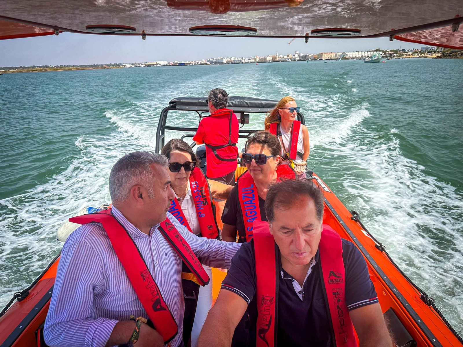 Autoridades y técnicos asistentes a la recepción de la nueva embarcación de rescate