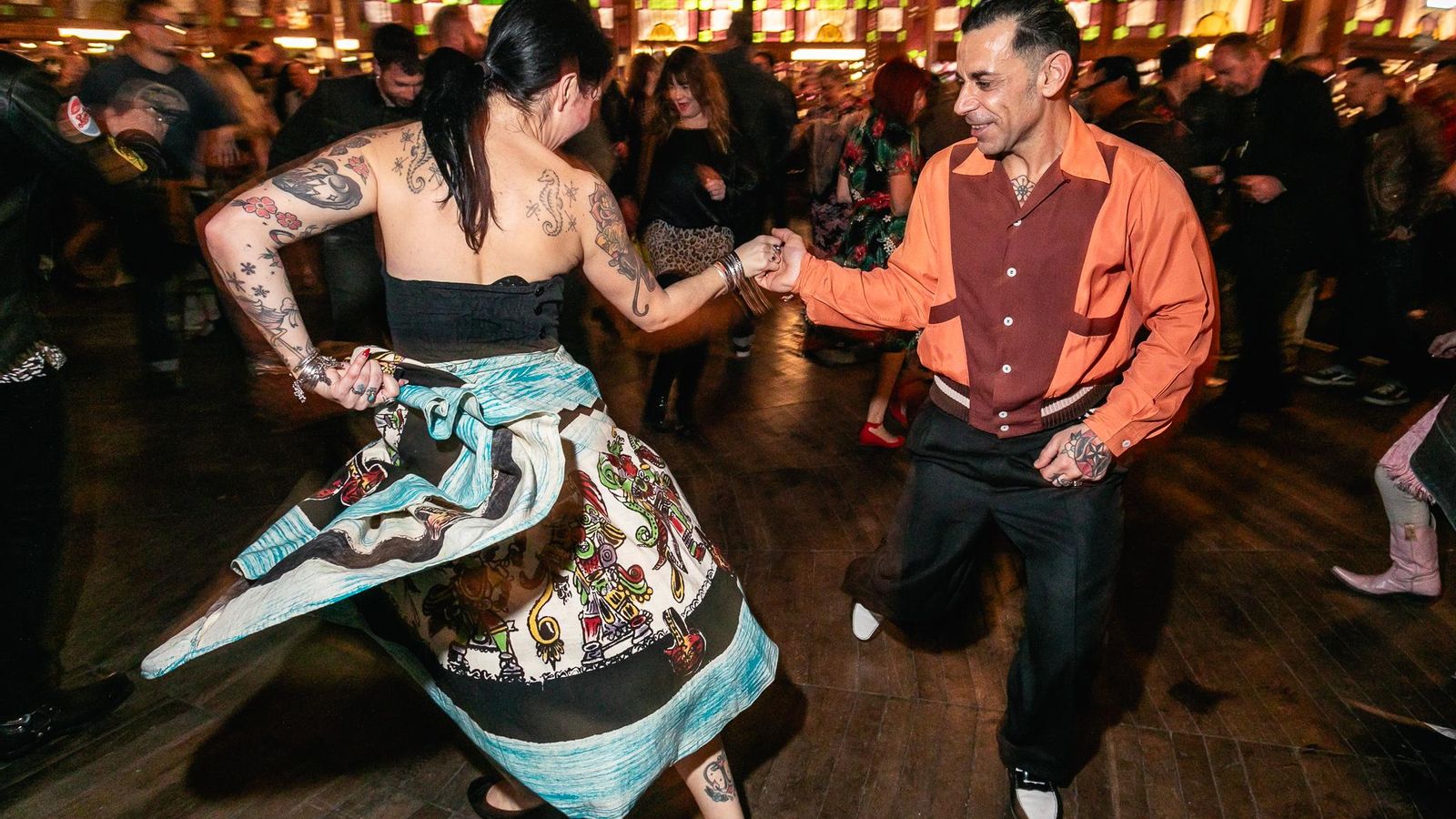 Asistentes bailan en la carpa de 'Rockin'Race Jamboree' Asistentes bailan en la carpa de 'Rockin'Race Jamboree'