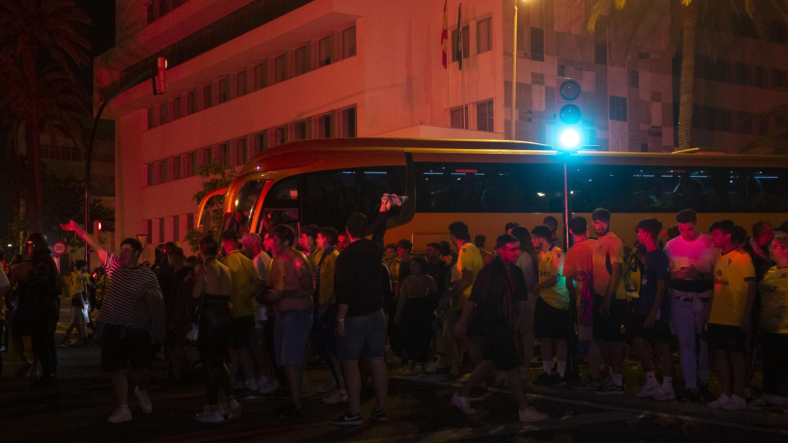 En imágenes el encuentro de los jugadores del Cádiz C.F. y la afición en las Puertas de Tierra.