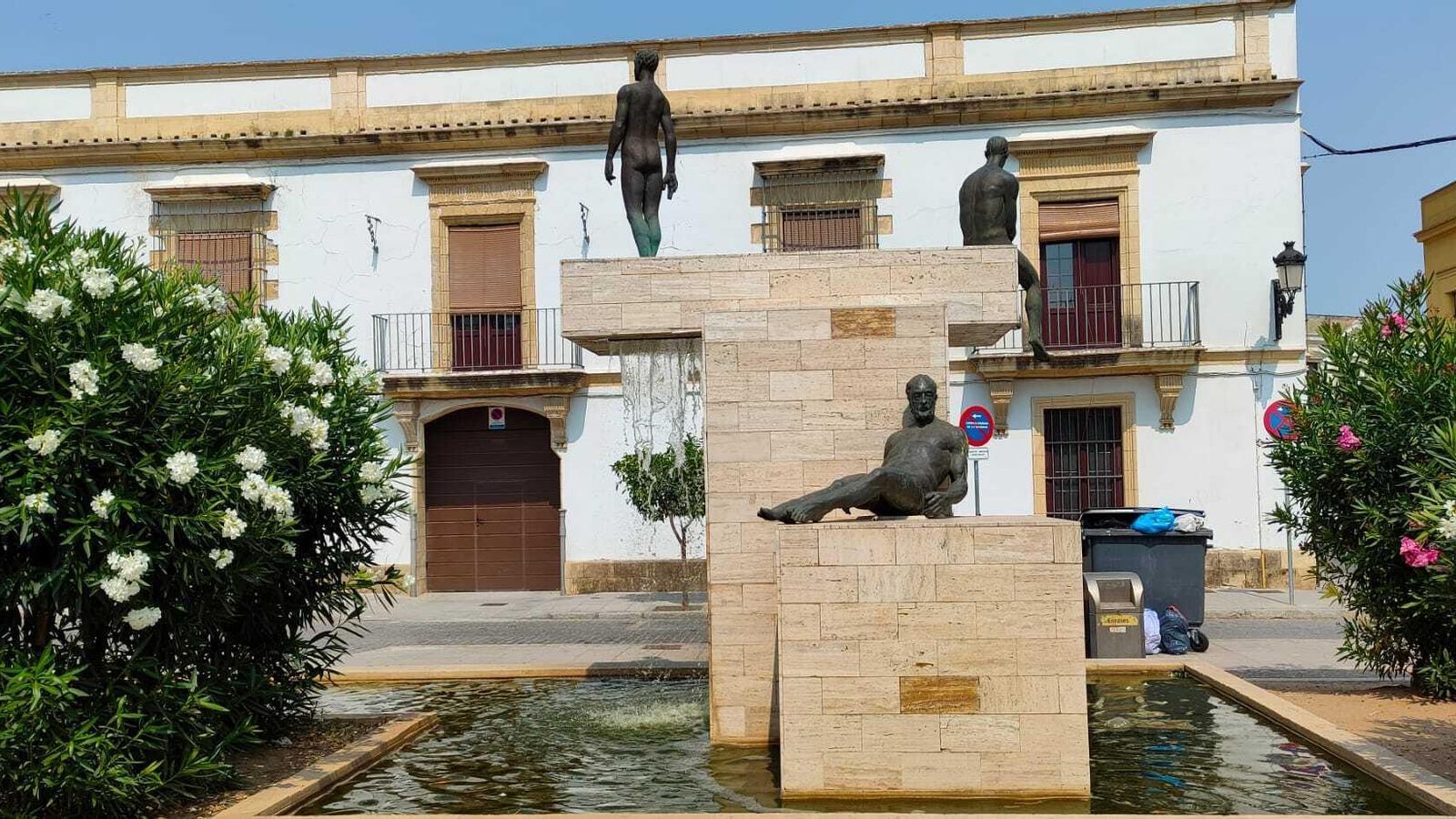 Agua verde en la única fuente que funciona en la plaza.