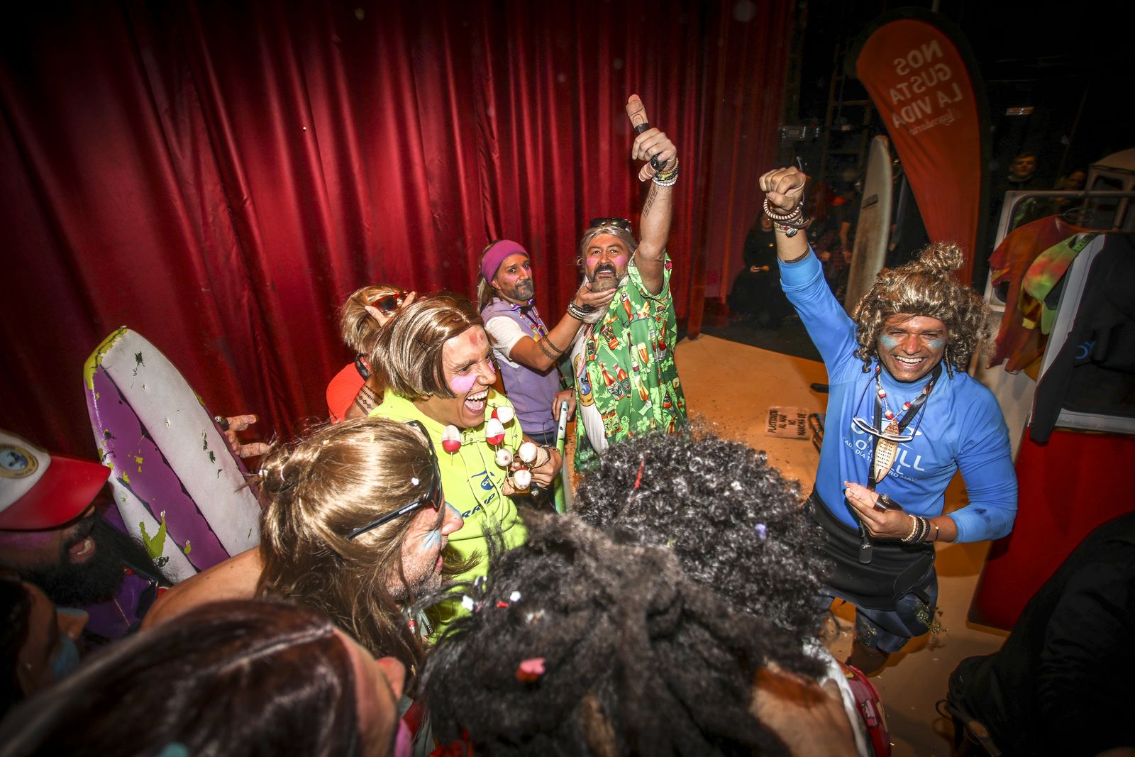 Vera Luque celebra la buena actuación de la final con su grupo.