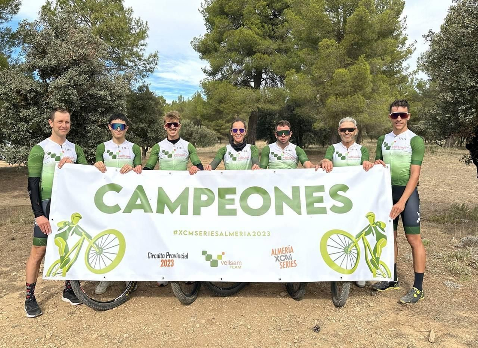 Una representación del Vellsam Team con una pancarta de Campeones.