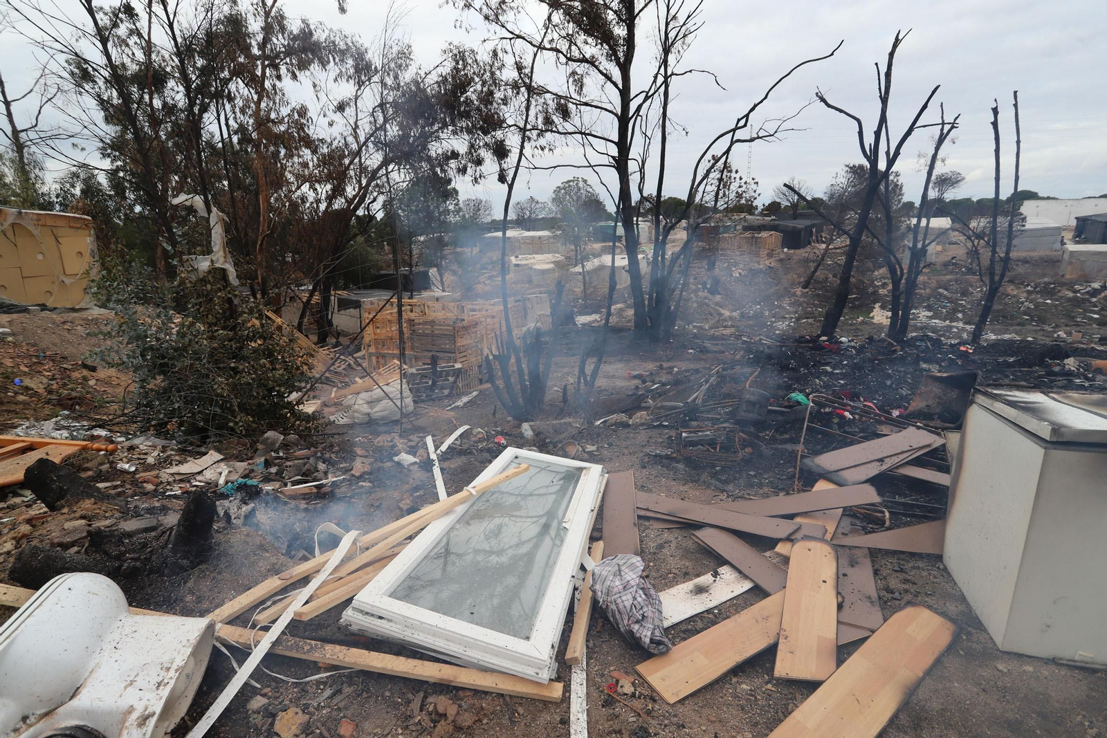 Imágenes del incendio de un asentamiento en Palos de la Frontera, donde falleció un joven de 23 años