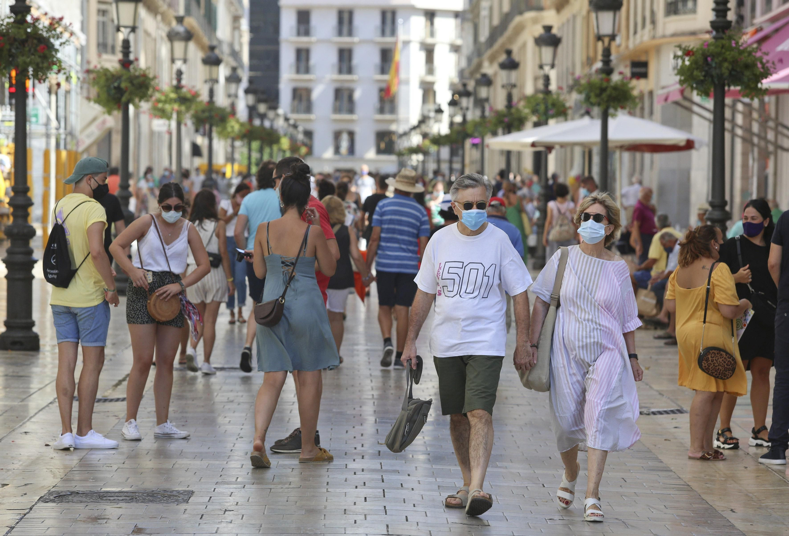 Personas con mascarilla en el centro de Málaga.