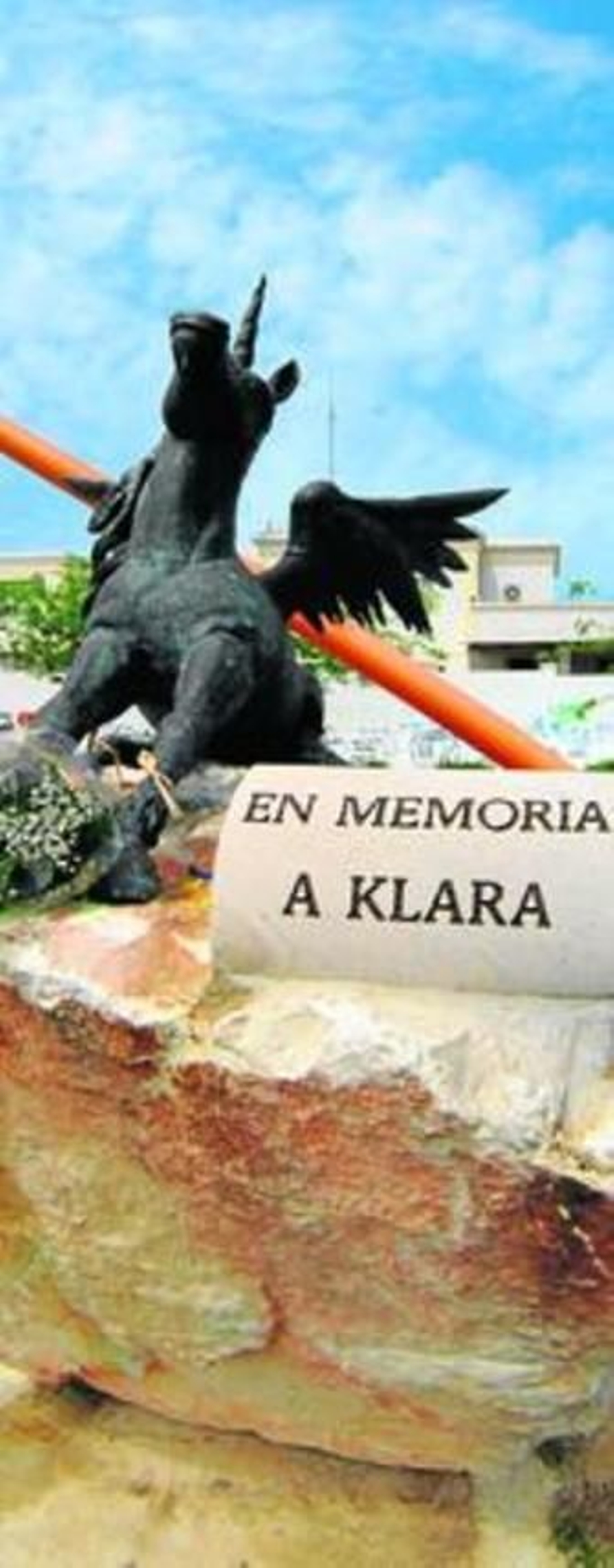 Monumento que recuerda a Klara García, en San Fernando.