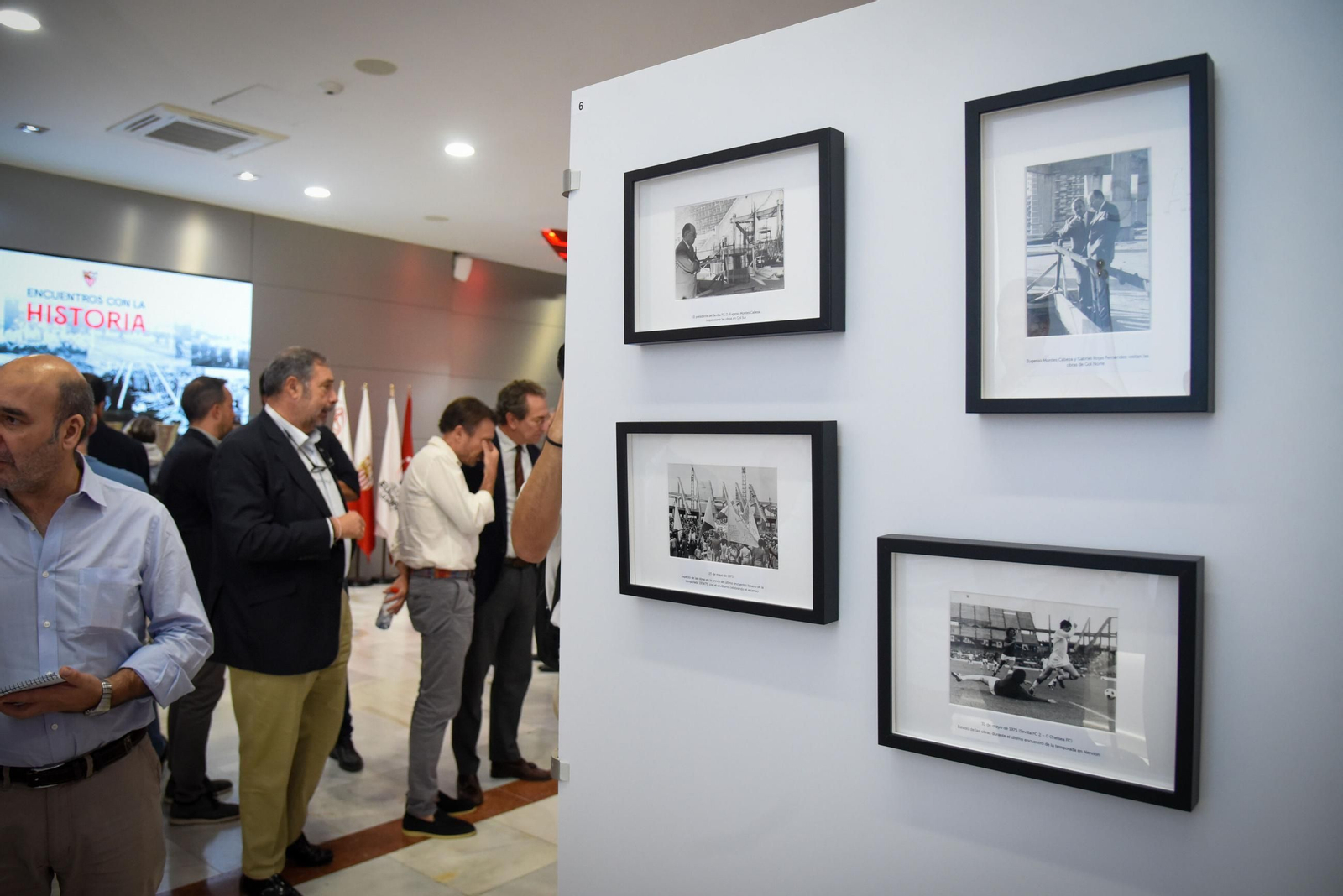 La exposición del 50º aniversario del cerramiento del estadio Ramón Sánchez-Pizjuán