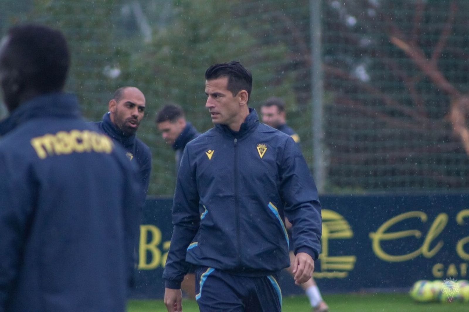 Luis Hernández parece el único central fijo para jugar en Valencia.