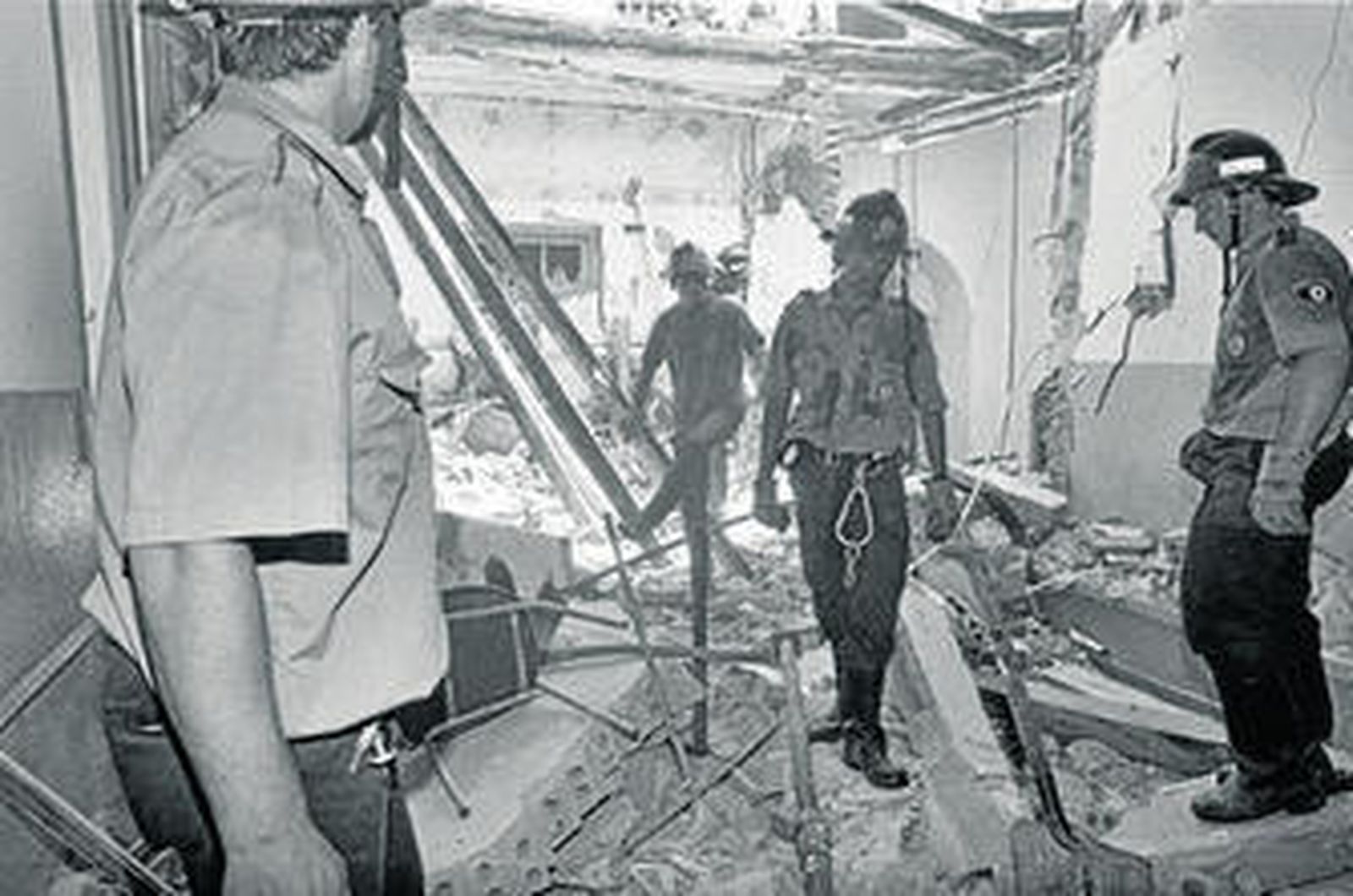 PEfectivos de los bomberos y de la Guardia Civil, en tareas de desemcombro el 28 de junio de 1991.