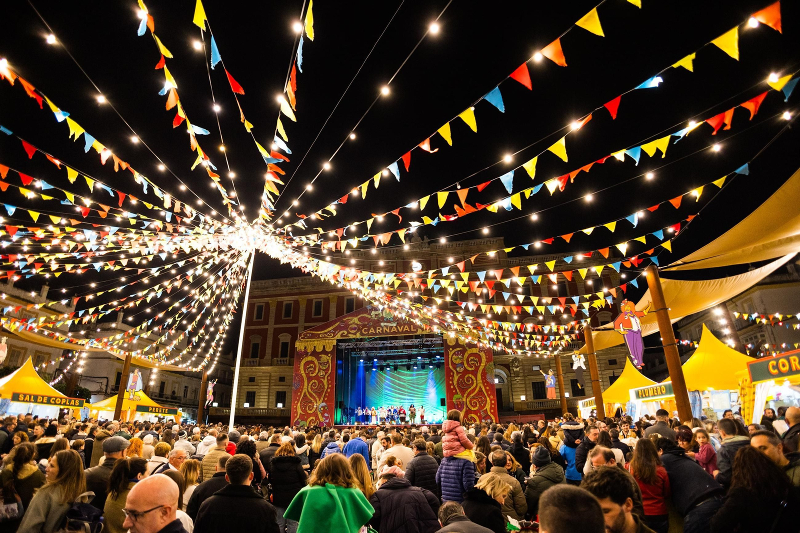 El Carnaval, de vuelta a la plaza del Rey de San Fernando: la chirigota del Yuyu abre el fin de semana