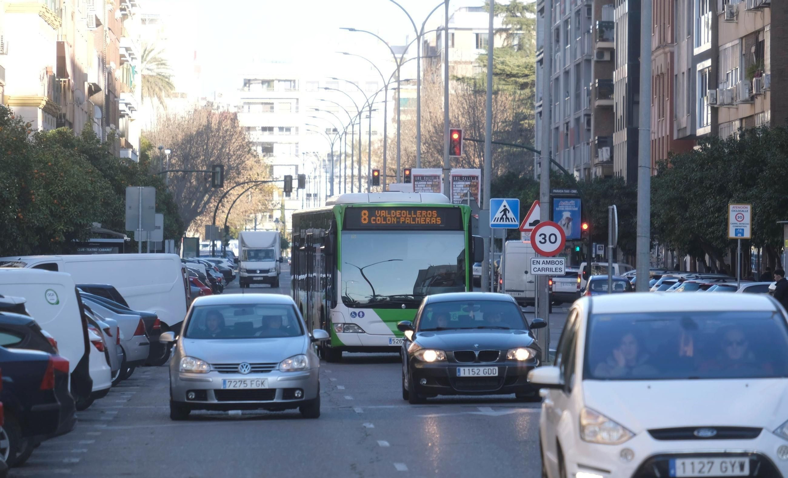 Tráfico en la avenida Medina Azahara.