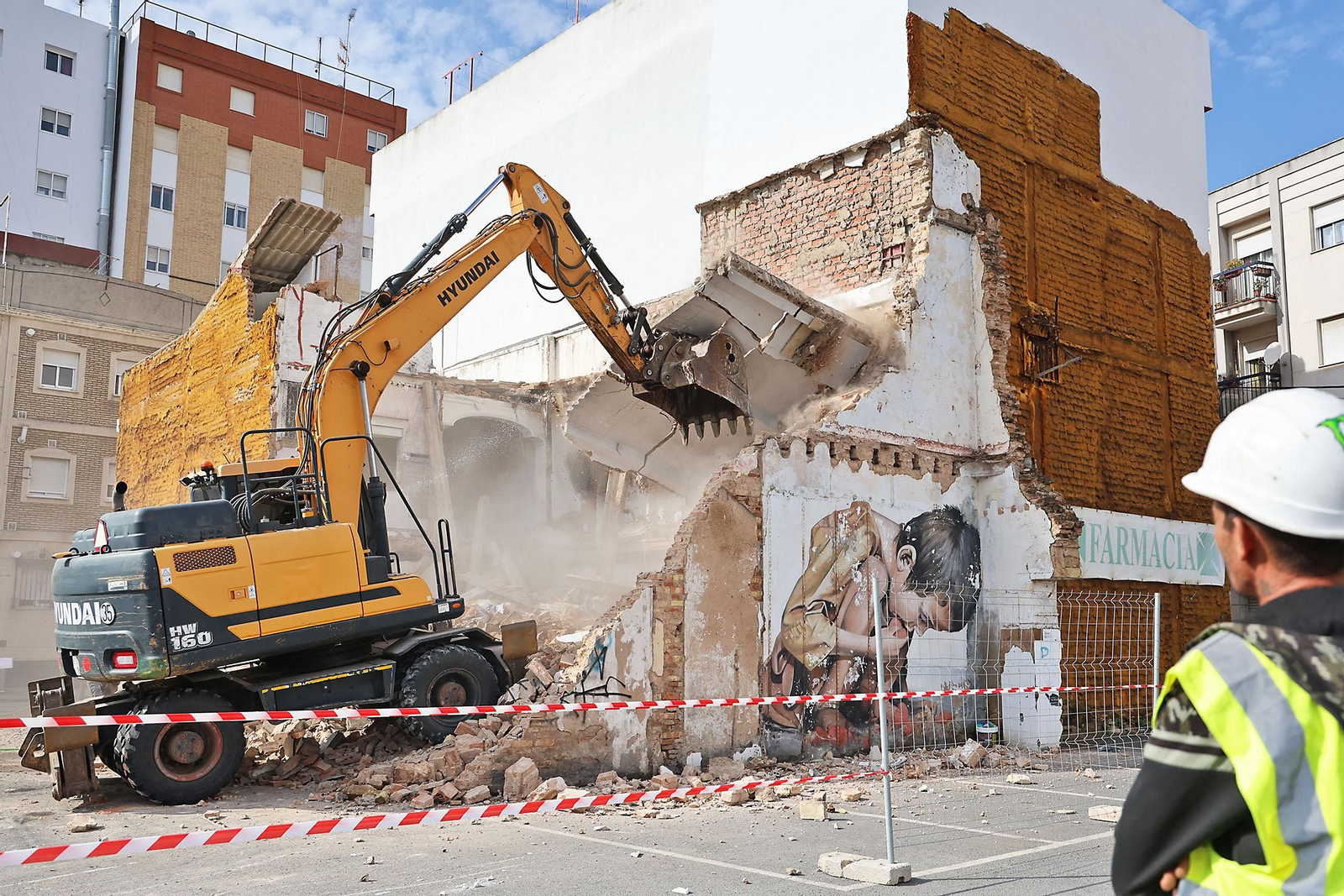 Imágenes del derribo de la calle Jesús del Calvario con el grafiti de Pure Love de Manomatic