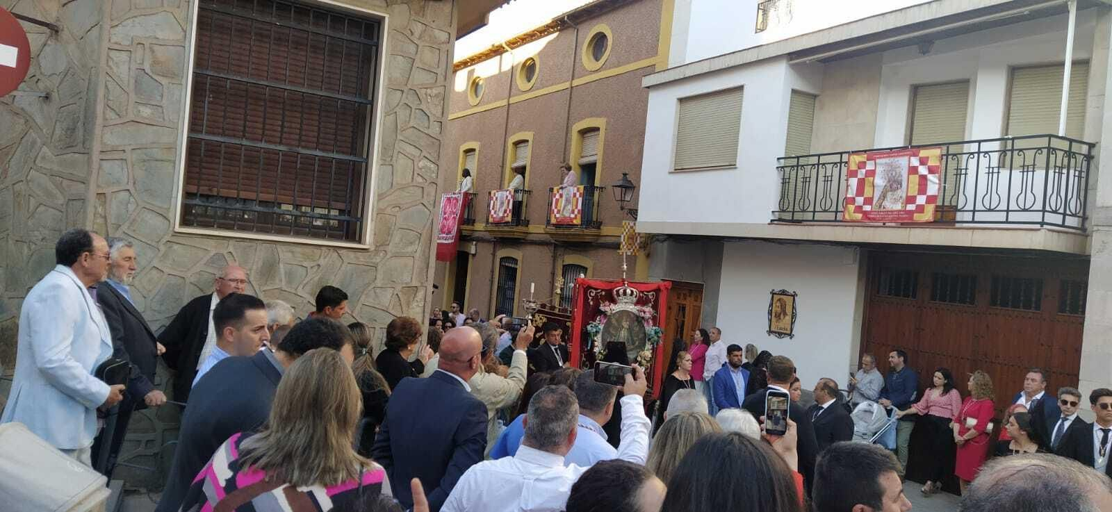 En imágenes: La patrona de Santisteban procesiona y renueva su mayordomía otro Pascuamayo